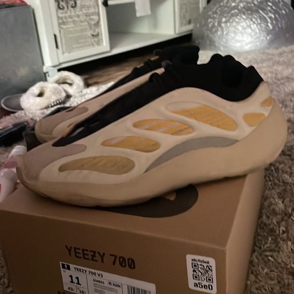 Yeezy 700 V3 ‘safflower’ - Picture 2 of 5